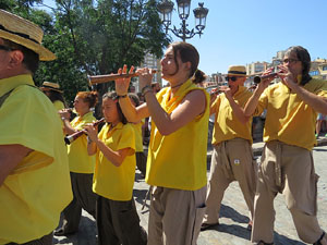 Cercavila amb els gegants i capgrossos de Girona, els de Torroella de Montgr&iacute; i els del Grupo Cultural Aserr&iacute; de Costa Rica