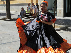 Cercavila amb els gegants i capgrossos de Girona, els de Torroella de Montgr&iacute; i els del Grupo Cultural Aserr&iacute; de Costa Rica