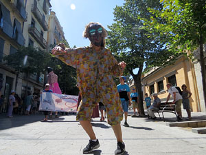 Cercavila amb els gegants i capgrossos de Girona, els de Torroella de Montgr&iacute; i els del Grupo Cultural Aserr&iacute; de Costa Rica