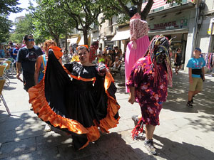 Cercavila amb els gegants i capgrossos de Girona, els de Torroella de Montgr&iacute; i els del Grupo Cultural Aserr&iacute; de Costa Rica