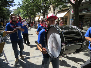 Cercavila amb els gegants i capgrossos de Girona, els de Torroella de Montgr&iacute; i els del Grupo Cultural Aserr&iacute; de Costa Rica