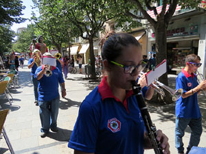 Cercavila amb els gegants i capgrossos de Girona, els de Torroella de Montgr&iacute; i els del Grupo Cultural Aserr&iacute; de Costa Rica