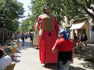 Cercavila amb els gegants i capgrossos de Girona, els de Torroella de Montgr&iacute; i els del Grupo Cultural Aserr&iacute; de Costa RicaCosta Rica