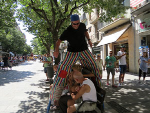 Cercavila amb els gegants i capgrossos de Girona, els de Torroella de Montgr&iacute; i els del Grupo Cultural Aserr&iacute; de Costa Rica