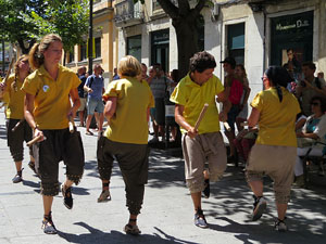 Cercavila amb els gegants i capgrossos de Girona, els de Torroella de Montgr&iacute; i els del Grupo Cultural Aserr&iacute; de Costa Rica