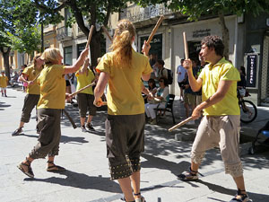 Cercavila amb els gegants i capgrossos de Girona, els de Torroella de Montgr&iacute; i els del Grupo Cultural Aserr&iacute; de Costa Rica