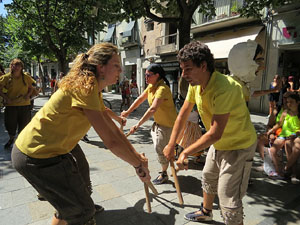 Cercavila amb els gegants i capgrossos de Girona, els de Torroella de Montgr&iacute; i els del Grupo Cultural Aserr&iacute; de Costa Rica