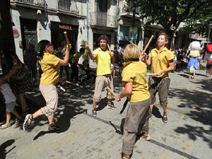 Cercavila amb els gegants i capgrossos de Girona, els de Torroella de Montgr&iacute; i els del Grupo Cultural Aserr&iacute; de Costa Rica