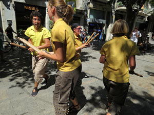 Cercavila amb els gegants i capgrossos de Girona, els de Torroella de Montgr&iacute; i els del Grupo Cultural Aserr&iacute; de Costa Rica