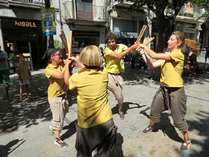 Cercavila amb els gegants i capgrossos de Girona, els de Torroella de Montgr&iacute; i els del Grupo Cultural Aserr&iacute; de Costa Rica
