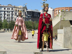Cercavila amb els gegants i capgrossos de Girona, els de Torroella de Montgr&iacute; i els del Grupo Cultural Aserr&iacute; de Costa Rica