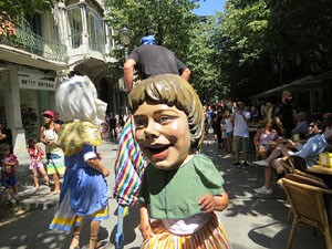 Cercavila amb els gegants i capgrossos de Girona, els de Torroella de Montgr&iacute; i els del Grupo Cultural Aserr&iacute; de Costa Rica