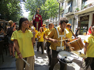 Cercavila amb els gegants i capgrossos de Girona, els de Torroella de Montgr&iacute; i els del Grupo Cultural Aserr&iacute; de Costa Rica