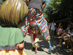 Cercavila amb els gegants i capgrossos de Girona, els de Torroella de Montgr&iacute; i els del Grupo Cultural Aserr&iacute; de Costa Rica