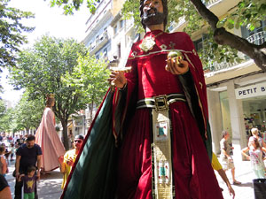 Cercavila amb els gegants i capgrossos de Girona, els de Torroella de Montgr&iacute; i els del Grupo Cultural Aserr&iacute; de Costa Rica