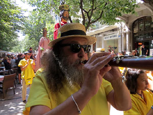 Cercavila amb els gegants i capgrossos de Girona, els de Torroella de Montgr&iacute; i els del Grupo Cultural Aserr&iacute; de Costa Rica