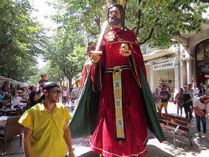 Cercavila amb els gegants i capgrossos de Girona, els de Torroella de Montgr&iacute; i els del Grupo Cultural Aserr&iacute; de Costa Rica