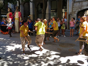 Cercavila amb els gegants i capgrossos de Girona, els de Torroella de Montgr&iacute; i els del Grupo Cultural Aserr&iacute; de Costa Rica