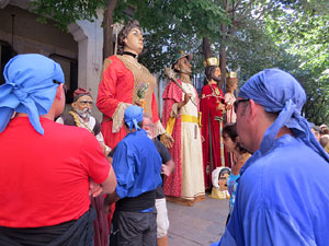 Cercavila amb els gegants i capgrossos de Girona, els de Torroella de Montgr&iacute; i els del Grupo Cultural Aserr&iacute; de Costa Rica