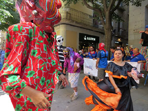 Cercavila amb els gegants i capgrossos de Girona, els de Torroella de Montgr&iacute; i els del Grupo Cultural Aserr&iacute; de Costa Rica