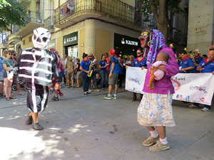 Cercavila amb els gegants i capgrossos de Girona, els de Torroella de Montgr&iacute; i els del Grupo Cultural Aserr&iacute; de Costa Rica