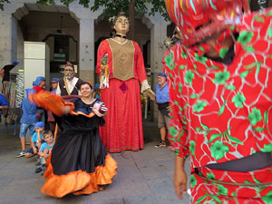 Cercavila amb els gegants i capgrossos de Girona, els de Torroella de Montgr&iacute; i els del Grupo Cultural Aserr&iacute; de Costa Rica