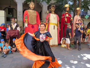 Cercavila amb els gegants i capgrossos de Girona, els de Torroella de Montgr&iacute; i els del Grupo Cultural Aserr&iacute; de Costa Rica