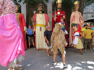 Cercavila amb els gegants i capgrossos de Girona, els de Torroella de Montgr&iacute; i els del Grupo Cultural Aserr&iacute; de Costa RicaCosta Rica