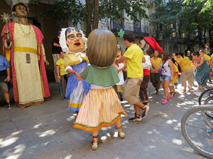 Cercavila amb els gegants i capgrossos de Girona, els de Torroella de Montgr&iacute; i els del Grupo Cultural Aserr&iacute; de Costa Rica