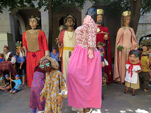 Cercavila amb els gegants i capgrossos de Girona, els de Torroella de Montgr&iacute; i els del Grupo Cultural Aserr&iacute; de Costa Rica