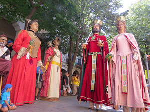 Cercavila amb els gegants i capgrossos de Girona, els de Torroella de Montgr&iacute; i els del Grupo Cultural Aserr&iacute; de Costa Rica