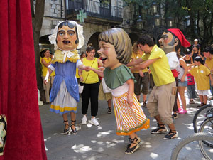 Cercavila amb els gegants i capgrossos de Girona, els de Torroella de Montgr&iacute; i els del Grupo Cultural Aserr&iacute; de Costa Rica