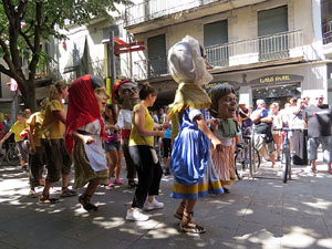 Cercavila amb els gegants i capgrossos de Girona, els de Torroella de Montgr&iacute; i els del Grupo Cultural Aserr&iacute; de Costa Rica