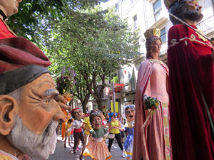 Cercavila amb els gegants i capgrossos de Girona, els de Torroella de Montgr&iacute; i els del Grupo Cultural Aserr&iacute; de Costa Rica