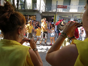 Cercavila amb els gegants i capgrossos de Girona, els de Torroella de Montgr&iacute; i els del Grupo Cultural Aserr&iacute; de Costa Rica