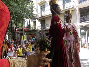 Cercavila amb els gegants i capgrossos de Girona, els de Torroella de Montgr&iacute; i els del Grupo Cultural Aserr&iacute; de Costa Rica