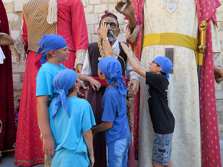 Cercavila amb els gegants i capgrossos de Girona, els de Torroella de Montgr&iacute; i els del Grupo Cultural Aserr&iacute; de Costa Rica