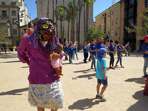 Cercavila amb els gegants i capgrossos de Girona, els de Torroella de Montgr&iacute; i els del Grupo Cultural Aserr&iacute; de Costa RicaCosta Rica