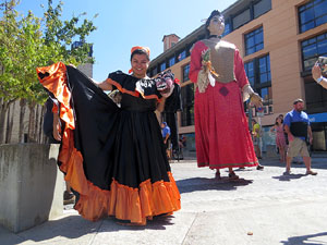 Cercavila amb els gegants i capgrossos de Girona, els de Torroella de Montgr&iacute; i els del Grupo Cultural Aserr&iacute; de Costa Rica