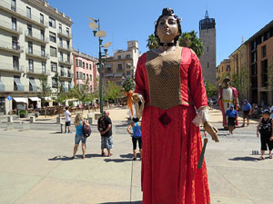 Cercavila amb els gegants i capgrossos de Girona, els de Torroella de Montgr&iacute; i els del Grupo Cultural Aserr&iacute; de Costa Rica