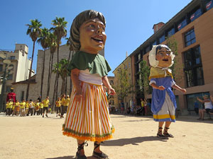 Cercavila amb els gegants i capgrossos de Girona, els de Torroella de Montgr&iacute; i els del Grupo Cultural Aserr&iacute; de Costa Rica