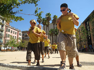 Cercavila amb els gegants i capgrossos de Girona, els de Torroella de Montgr&iacute; i els del Grupo Cultural Aserr&iacute; de Costa Rica