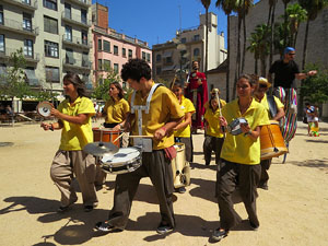 Cercavila amb els gegants i capgrossos de Girona, els de Torroella de Montgr&iacute; i els del Grupo Cultural Aserr&iacute; de Costa Rica