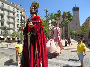 Cercavila amb els gegants i capgrossos de Girona, els de Torroella de Montgr&iacute; i els del Grupo Cultural Aserr&iacute; de Costa Rica