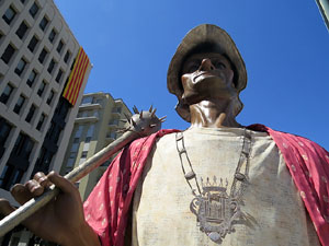 Cercavila amb els gegants i capgrossos de Girona, els de Torroella de Montgr&iacute; i els del Grupo Cultural Aserr&iacute; de Costa Rica