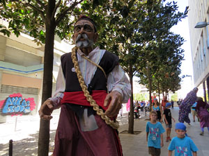 Cercavila amb els gegants i capgrossos de Girona, els de Torroella de Montgr&iacute; i els del Grupo Cultural Aserr&iacute; de Costa Rica