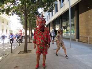 Cercavila amb els gegants i capgrossos de Girona, els de Torroella de Montgr&iacute; i els del Grupo Cultural Aserr&iacute; de Costa Rica