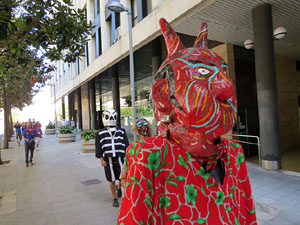 Cercavila amb els gegants i capgrossos de Girona, els de Torroella de Montgr&iacute; i els del Grupo Cultural Aserr&iacute; de Costa Rica