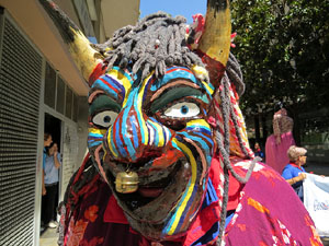 Cercavila amb els gegants i capgrossos de Girona, els de Torroella de Montgr&iacute; i els del Grupo Cultural Aserr&iacute; de Costa Rica