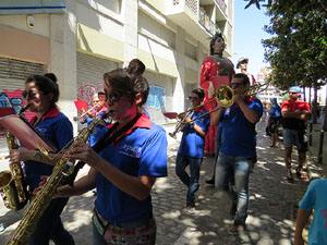 Cercavila amb els gegants i capgrossos de Girona, els de Torroella de Montgr&iacute; i els del Grupo Cultural Aserr&iacute; de Costa Rica